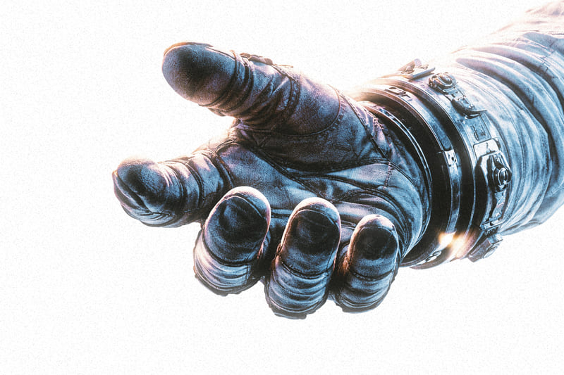 手を伸ばすグレース